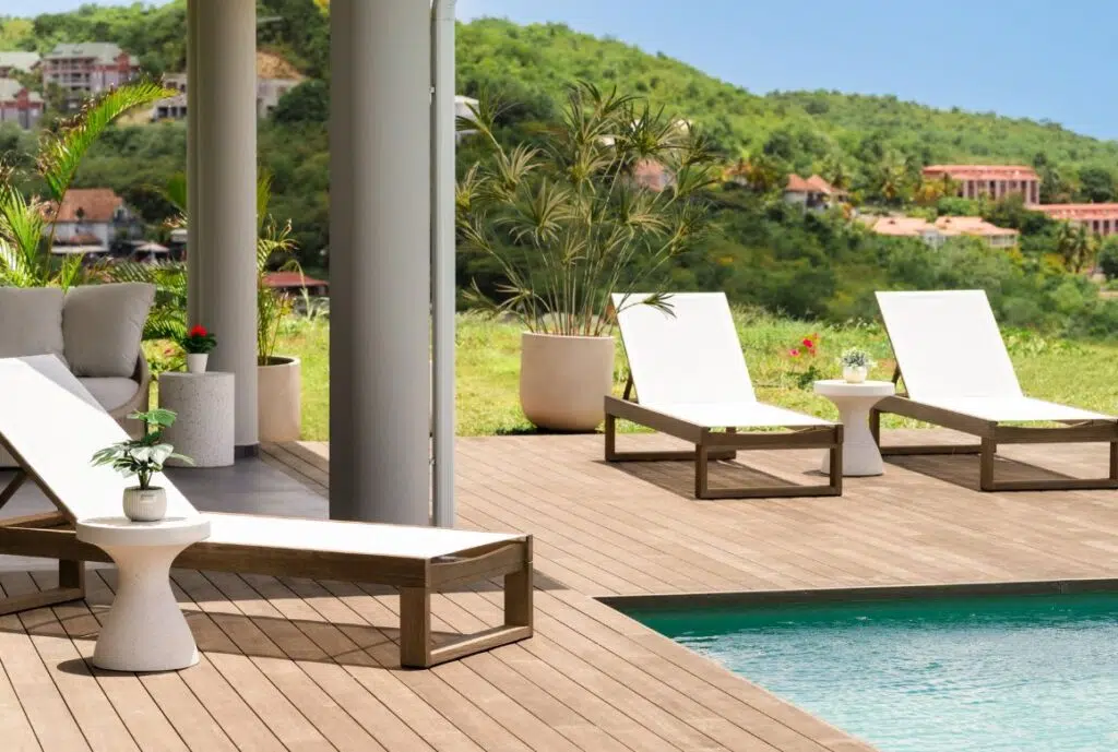 transats au bord de la piscine