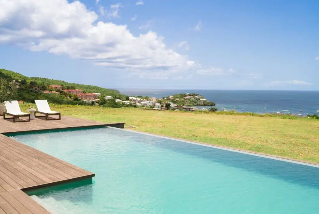 piscine à débordement avec vue mer