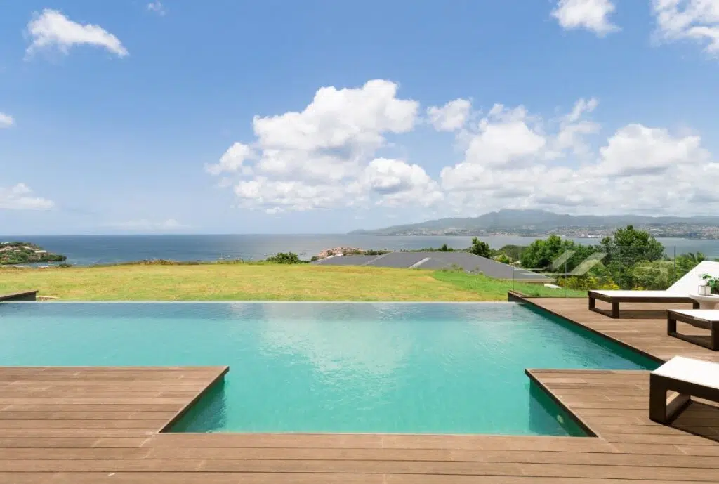 la piscine offre une vue superbe sur la mer