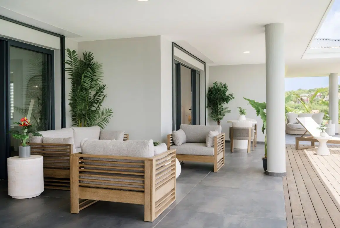 la terrasse accueille un espace salon abrité