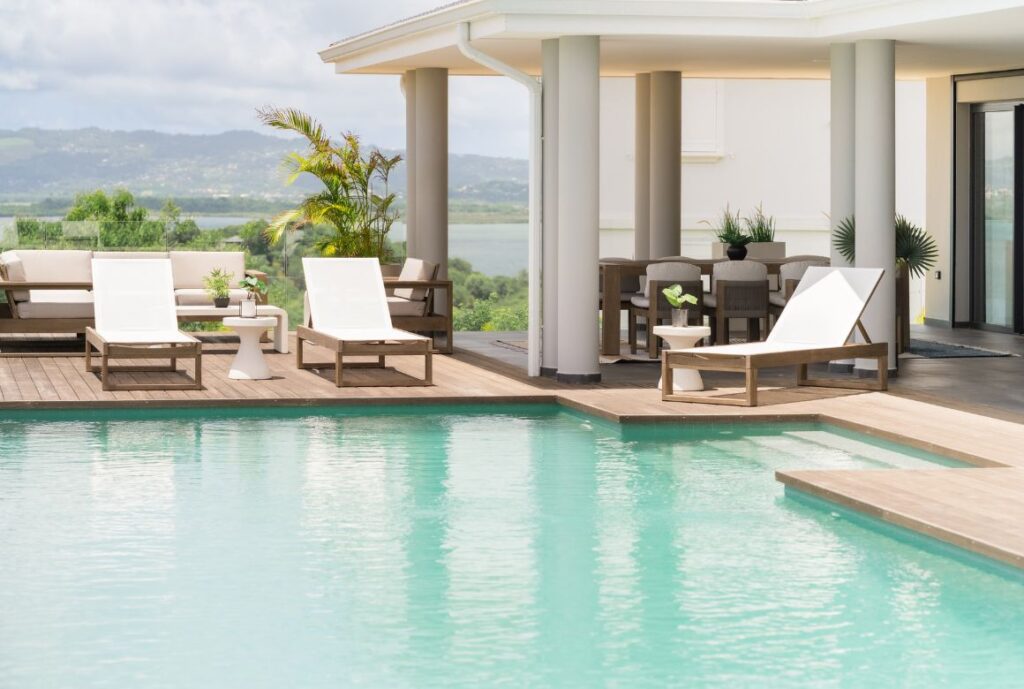 la piscine et la salle à manger abritée