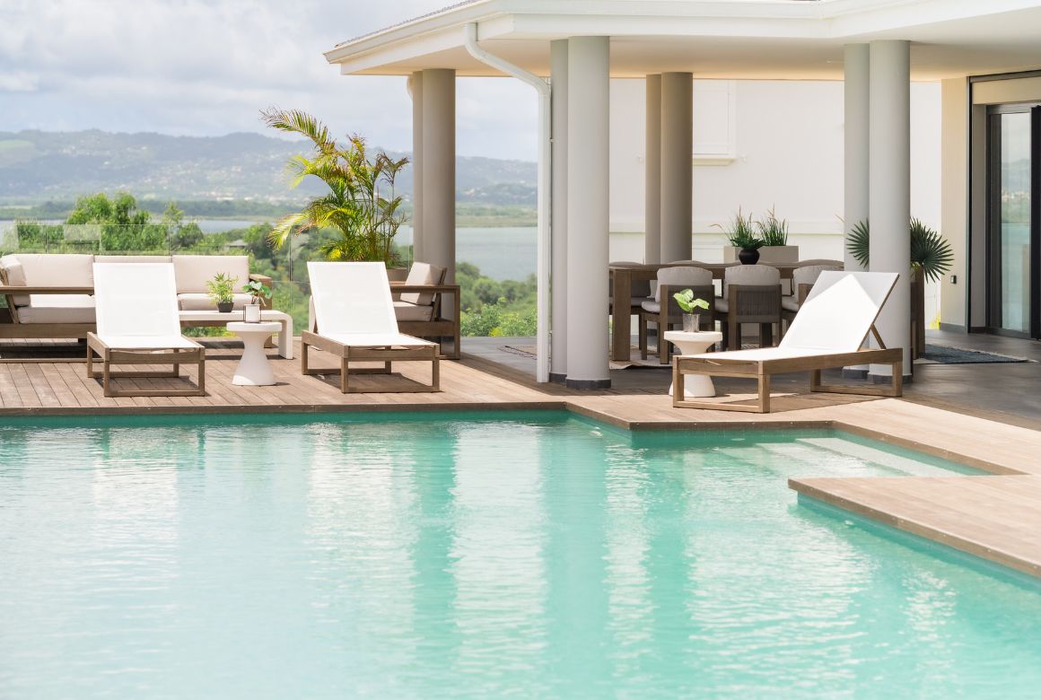la piscine et la salle à manger abritée