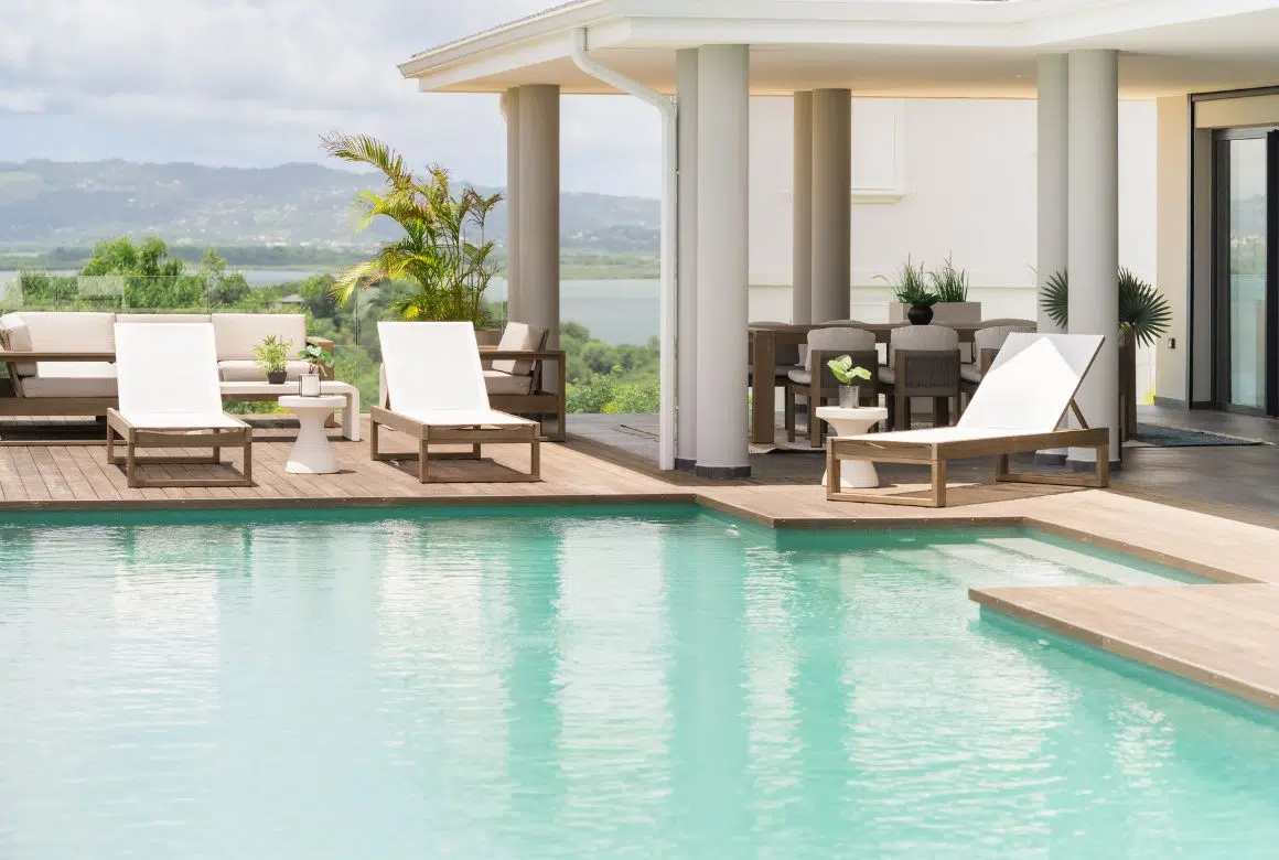 la piscine et la salle à manger abritée
