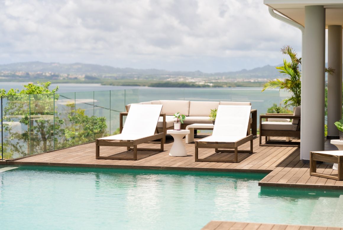 transats confortables au bord de la piscine