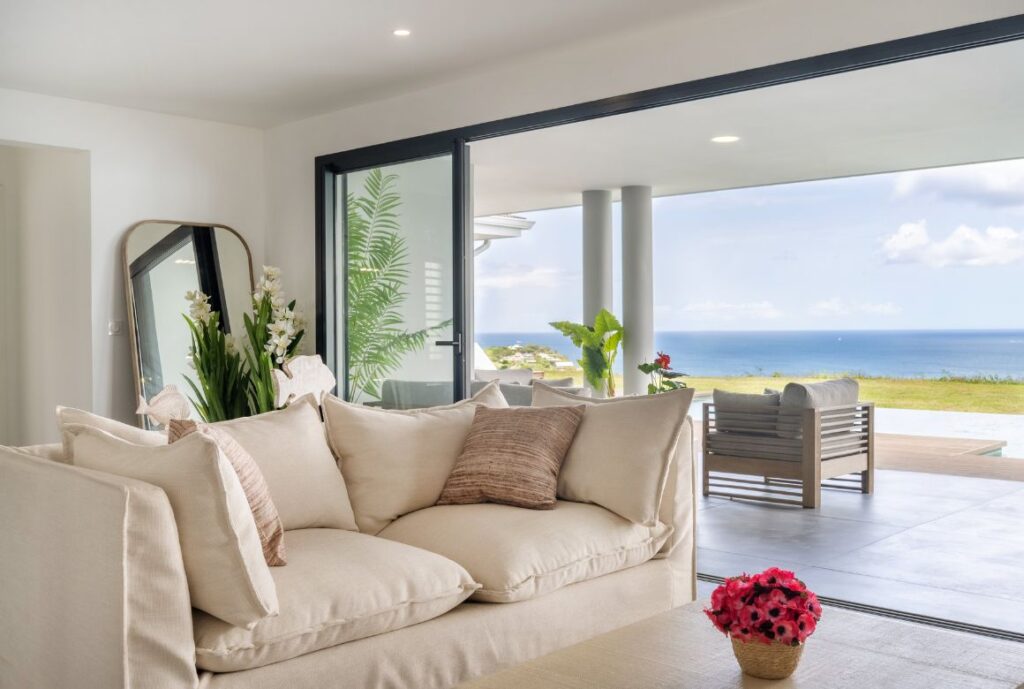 le salon offre une vue superbe sur la mer