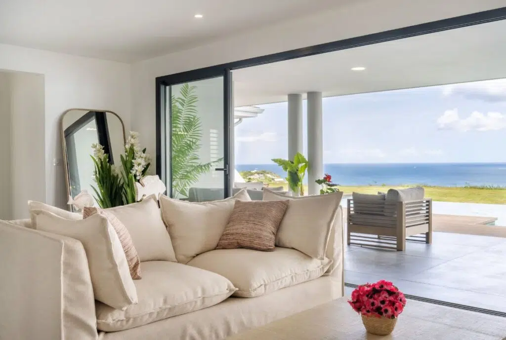 le salon offre une vue superbe sur la mer