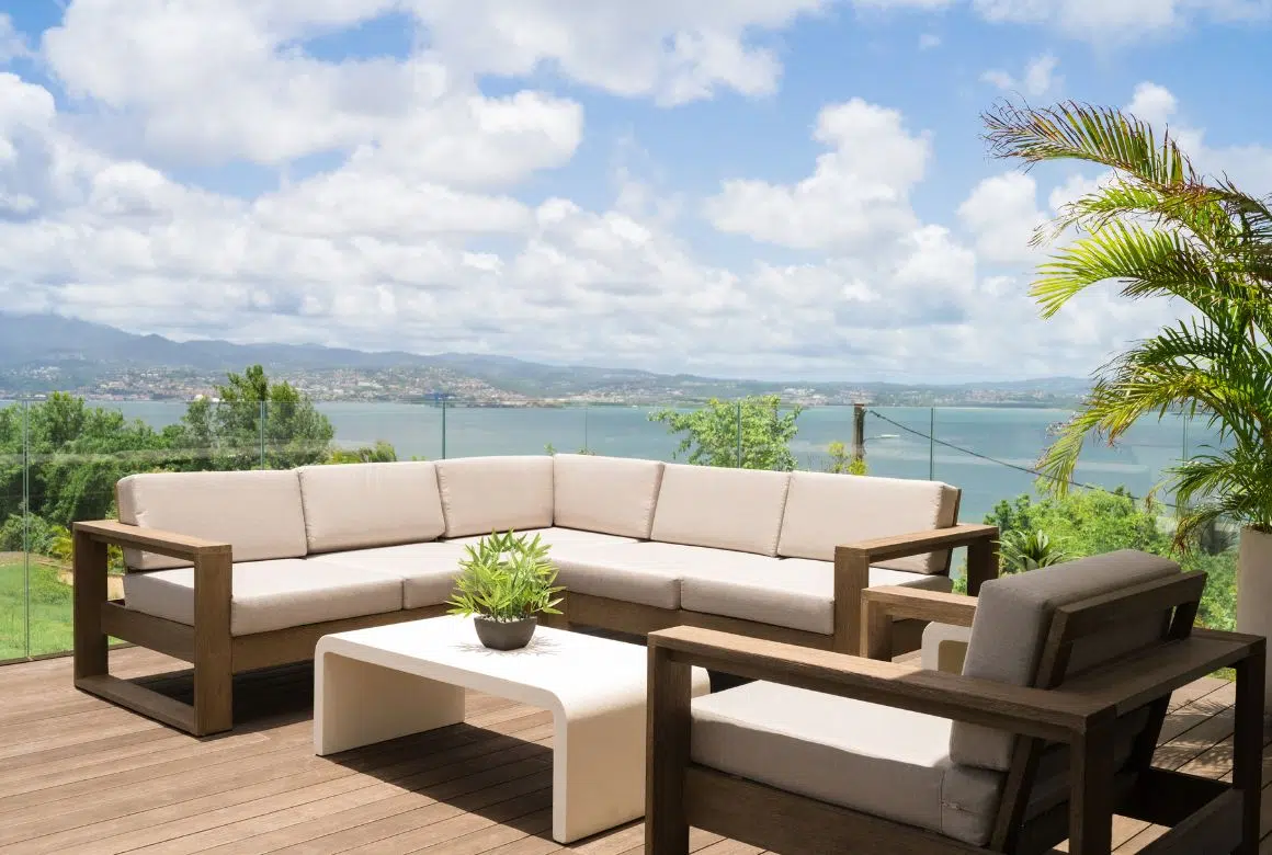 salon extérieur, au bord de la piscine